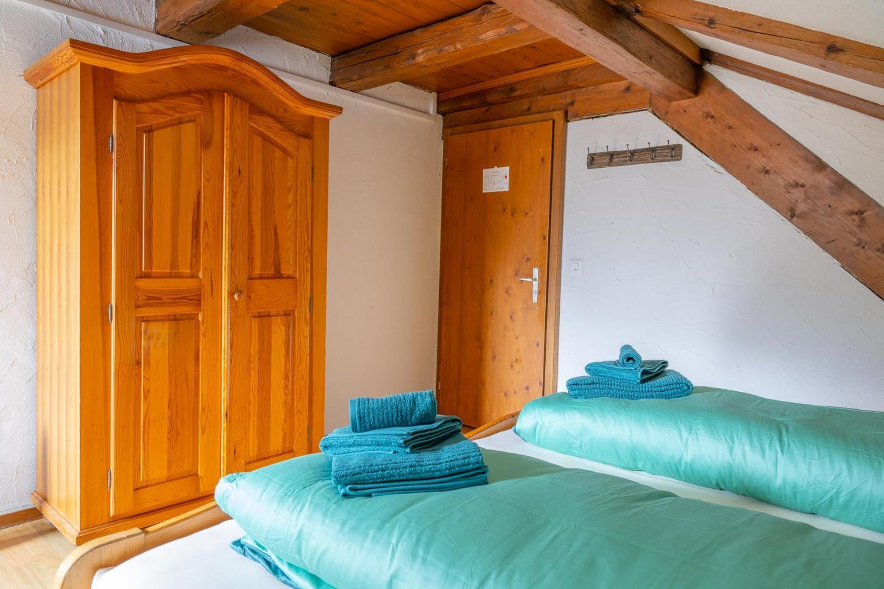 Chrona Bed & Breakfast Jenaz Bilik gambar