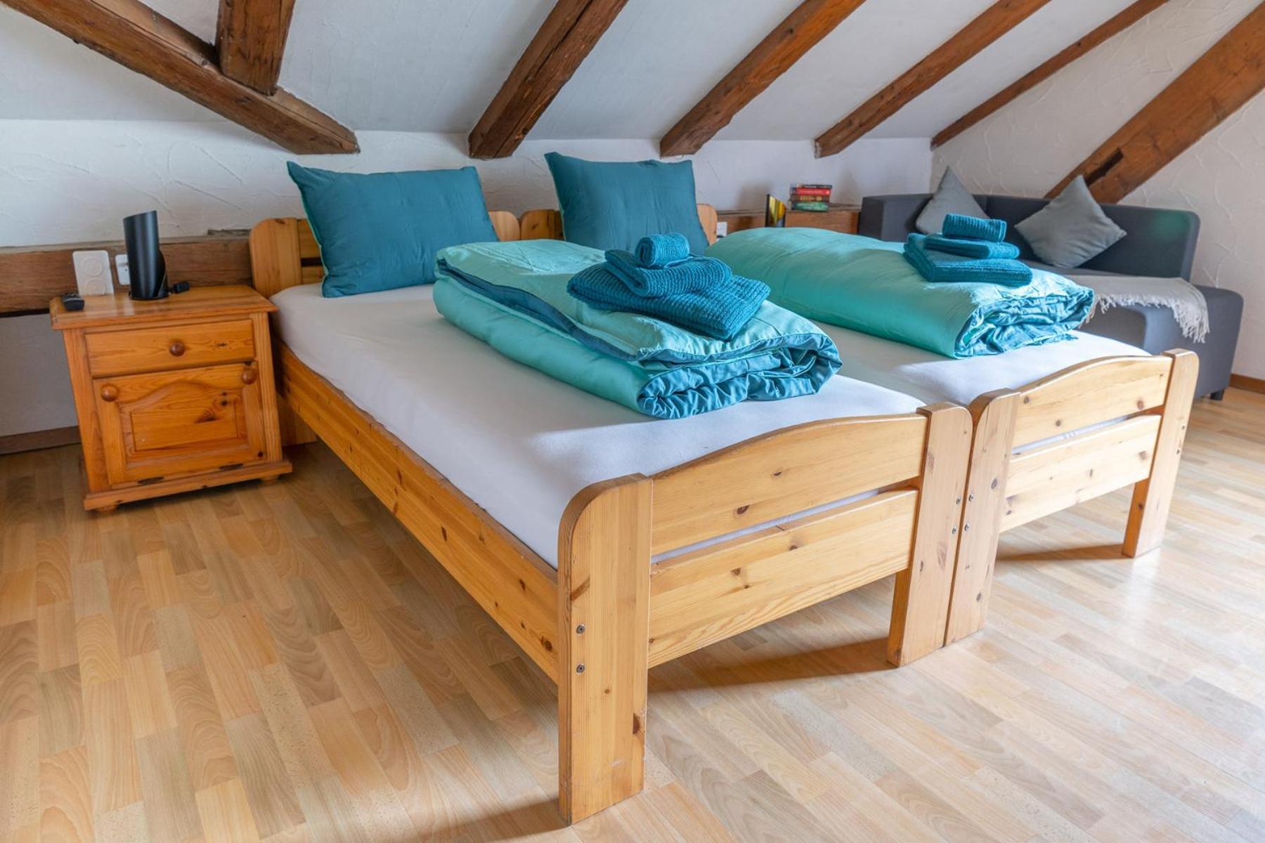 Chrona Bed & Breakfast Jenaz Bilik gambar